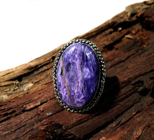 Bague Statement en Argent Sterling 925 Fait Main avec Cabochon Brut Violet en Charoïte Naturelle Certifiée par un tiers, Style Bohème - Product Image 5