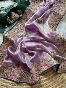 Sari de Seda Fandy de Diseño Premium con Bordado Dorado de Lujo y Blusa en Contraste - Product Image 3