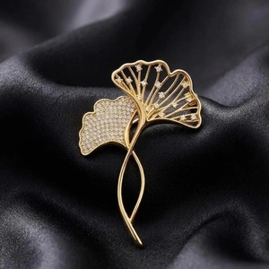 Broche Feuille de Ginkgo Dorée, Broche Florale en Moissanite, Épingle Feuille en Or Jaune 14K, Bijoux Naturels, Broche en Argent 925 avec Moissanite - Product Image 1