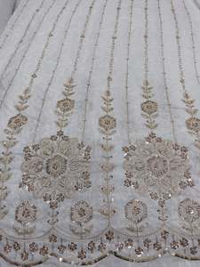 Tissu crêpe naturel pur de qualité supérieure, richement orné de sequins et de perles, idéal pour les robes de mariée, disponible à la vente - Product Image 3