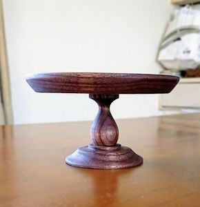 Support à gâteau en bois de qualité supérieure, conçu pour une utilisation durable en pâtisserie. - Product Image 4
