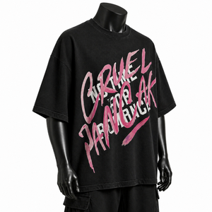 Camisetas formales de algodón 100% para hombre, de gran tamaño, con estampado tipográfico en rosa intenso, hombros caídos y corte holgado. - Product Image 3