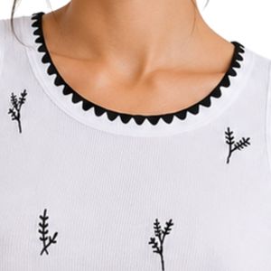 Camiseta sin mangas acanalada blanca y negra para mujer, bordada, informal, de verano, ajustada, de algodón elástico, personalizada, OEM. - Product Image 5