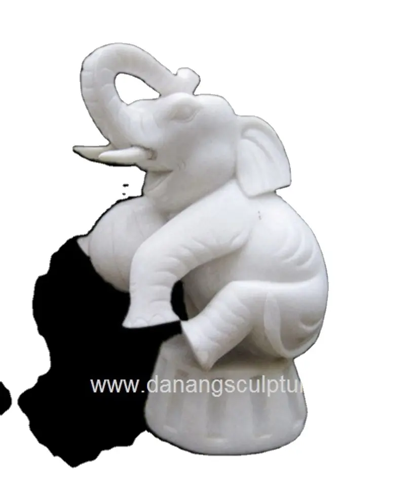 משחק פיל מותאם אישית עם כדור גן פסלים בעלי חיים דקורטיביים פיל פנגשואי פסל