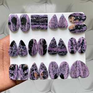 พลอยชารอยต์ธรรมชาติคู่หนึ่ง พร้อมลวดลายวนสีม่วงและสีขาวที่เป็นเอกลักษณ์ เหมาะสำหรับทำต่างหู เครื่องประดับ คอลเลกชันอัญมณีหายาก - Product Image 6