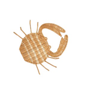 Trae a casa este encantador juguete de mimbre decorativo con forma de cangrejo para niños, con un adorable estilo playero y una fina artesanía en mimbre. - Product Image 2