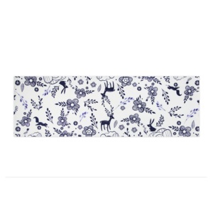 Chemin de table Excelsa Suomi en coton 140x45 cm blanc bleu à motif floral - Product Image 1