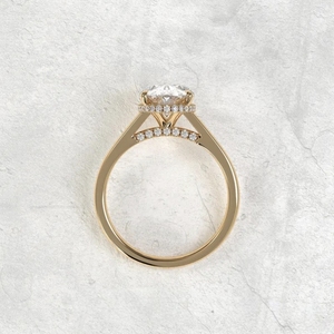 Anillo de Compromiso de Oro Amarillo de 14K con Diamante Ovalado Cultivado en Laboratorio de 3.5ct, Halo Oculto y Corte Brillante Redondo para Mujer - Product Image 5