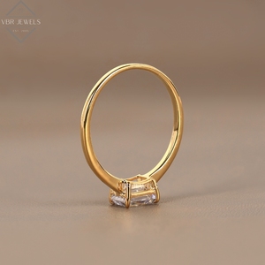 Anillo Solitario de Diamante Corte Esmeralda en Oro Amarillo con Engaste de Garras, Joyería de Compromiso, Regalo para Mujer, Diseño de Lujo - Product Image 5