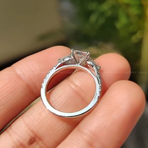 Bague classique en or blanc avec diamant taille princesse, deux pierres latérales en forme de poire et détails pavés ronds - Product Image 6
