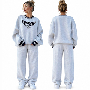 ชุดวอร์มโอเวอร์ไซส์สำหรับผู้หญิง สีเทา เสื้อสเวตเชิ้ตแบบวาร์ซิตี้ กางเกงจ็อกเกอร์ ชุดลำลอง 2 ชิ้น ชุดกีฬา ชุดลำลองสำหรับพักผ่อน - Product Image 1