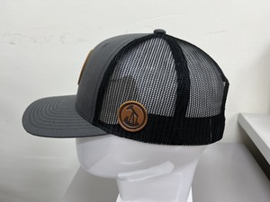 Casquette Trucker Bicolore avec Patch en Cuir Réglable, 6 Panneaux, Polyester Coton, Dos en Maille Respirante pour Usage Extérieur, Fabriquée au Vietnam - Product Image 3