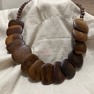 Collier en bois durable artisanal pour femmes, fabriqué à partir de bambou et d'artisanat en bois - Product Image 5