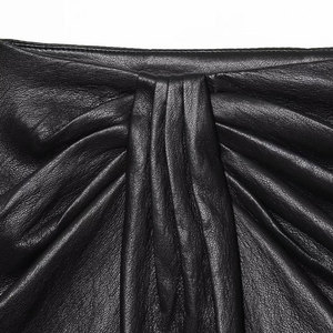 Jupe mini trapèze en cuir taille haute pour femme, froncée devant, couleur unie brillante, design minimaliste, toutes saisons - Product Image 6