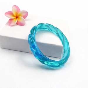 กำไลเรซิ่นพรีเมียมแบบเกลียว ผิวเรียบเนียน สีฟ้า น่ารัก สวยงาม กำไลเรซิ่นหรูหรา งานศิลปะเรซิ่นใส - Product Image 3