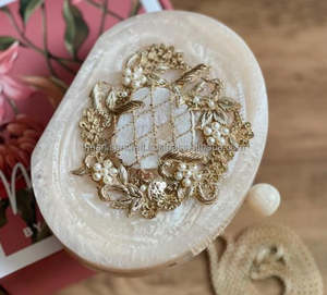 Bolso de mano único de resina acrílica con diseño de mármol para eventos formales y ocasiones especiales - Product Image 4