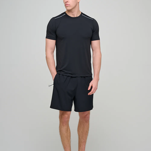 ชุดเสื้อยืดและกางเกงขาสั้นผู้ชาย น้ำหนักเบา ระบายอากาศได้ดี รับผลิตตามแบบ OEM ชุดออกกำลังกายฤดูร้อน ผ้าสี่ทิศทางยืดหยุ่น ชุดวิ่ง ชุดฟิตเนส - Product Image 1