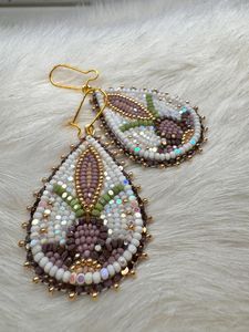 Pendientes de Lujo Hechos a Mano con Bordado y Cuentas, Diseño Intrincado Artesanal para Mujer, Accesorios de Moda - Product Image 4