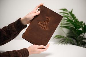 Porte-menu et couverture en cuir de luxe classique, design pliable, protection, logo personnalisé, prêt pour les restaurants, cafés, hôtels - LMC-0060 - Product Image 4