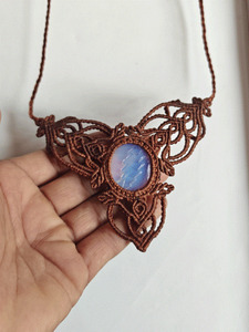Collier en macramé fait main, style bohème tribal ethnique, avec pendentif en cordon tressé et breloque en laiton, cadeau artisanal - Product Image 5