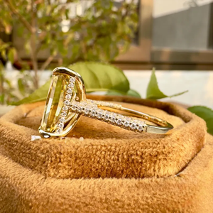 Anillo de Diamante Amarillo de Corte Radiante Cultivado en Laboratorio, con Halo de Diamantes Ocultos y Piedras Laterales Brillantes, en Oro Amarillo de Lujo - Product Image 3
