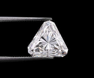 Diamant unique de 2,30 carats, taille triligne, EF VVS-VS, certifié IGI, cultivé en laboratoire, percé au laser, haute qualité pour la fabrication de bijoux OM GEMS - Product Image 1