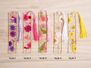 Nouveaux marque-pages décoratifs en résine faits à la main avec fleurs séchées, design Art Déco rond, pompons, dentelle florale transparente, rose, marguerite - Product Image 2