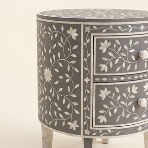 Mesa de Noche Redonda Gris Madreperla con 2 Cajones, Patrón Floral, Hecha a Mano, Lujosa, Mueble de Dormitorio - Product Image 5