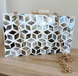 Pochette de soirée de luxe artisanale en nacre incrustée, avec un design élégant et distinctif - Product Image 5