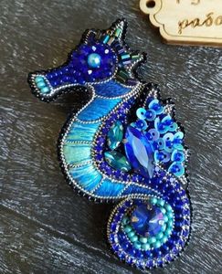 Broche artístico bordado a mano con cuentas de cristal, un regalo perfecto para mujeres y coleccionistas. - Product Image 6