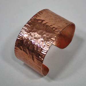Bracelet en cuivre au design audacieux et élégant, accessoire de mode en cristal pour les amateurs d'accessoires - Product Image 1