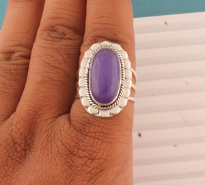 Anillo de Plata de Ley 925 con Clorita Púrpura Ovalada de Shree Jaipur, Estilo Clásico con Bisel de Piedras Preciosas y Diseño de Cuerda Festoneada, Venta al por Mayor - Product Image 5