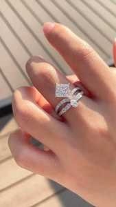 Anillo de Moissanita de 2 Quilates con Corte Princesa y Redondo, Estilo Corona, Plata 925 Original, Regalo de Boda para Fiestas y Eventos - Product Image 2