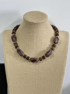 Collar de Ángel Elegante para Mujer, Accesorio de Joyería con Detalles en Oro, Cuentas de Resina Brillante, Diseño de Lujo Hecho a Mano - Product Image 2