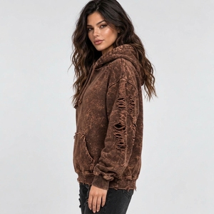 Elegantes suéteres desgastados para mujer que combinan textiles suaves, estampados descoloridos y un corte contemporáneo para atuendos informales. - Product Image 2