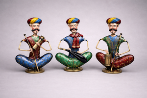 Ensemble de 3 figurines assises en fer d'inspiration traditionnelle du Rajasthan pour la décoration de table, accent culturel pour la maison et cadeau de festival - Product Image 2
