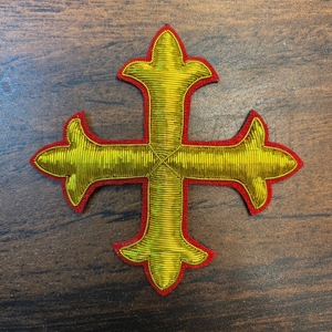 Écusson brodé fait main en or métallique, motif croix religieuse ornée, style classique pour vêtement - Product Image 6