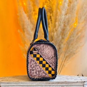 กระเป๋าถือหนังแท้ 100% ลายตารางสีเหลืองและดำ  ตกแต่งลายดอกไม้แกะสลัก  ขนาดมินิ  สำหรับผู้หญิง - Product Image 3