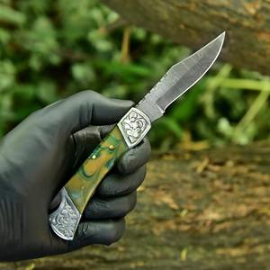 Couteau pliant artisanal OEM personnalisé de Damas avec manche gravé et étui en cuir - Product Image 6