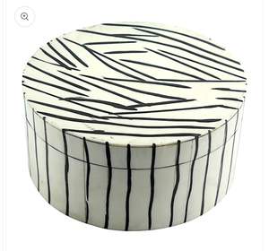 Elegante caja de joyería compacta de resina hecha a mano, diseño artístico único, almacenamiento que ahorra espacio para joyas y objetos pequeños - Product Image 6