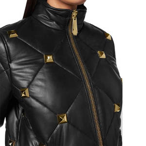 Chaqueta acolchada de cuero PU negro personalizada con remaches dorados, cuello alto, manga larga, a prueba de viento, para mujer. - Product Image 2