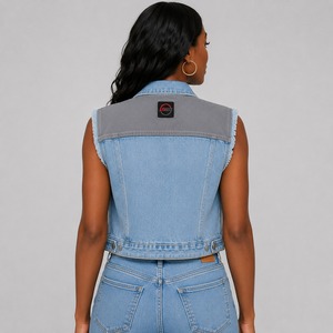 Gilet en jean pour femme de haute qualité, fabriqué en denim résistant, avec un look sans manches élégant, des poches sécurisées et une coupe confortable. - Product Image 6