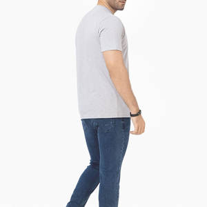 Camiseta Casual de Algodón 100% para Hombre, Cuello Redondo, Manga Corta, Ajuste Holgado, Diseño a Cuadros, Color Gris Jaspeado, con Logotipo Personalizado en la Parte Delantera, Transpirable, Venta al por Mayor - Product Image 4