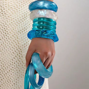 Bracelets en résine faits à la main, accessoires de mode haut de gamme pour femmes, qualité export, impression numérique unie, vente en gros - Product Image 1