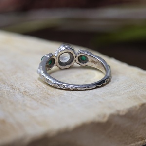 Anillo de Plata de Ley 925 con Tres Piedras Naturales de Piedra Lunar y Ónix Verde, Anillo de Piedras Preciosas con Textura Orgánica Hecho a Mano para Mujer - Product Image 4