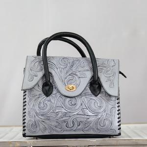 Elegante Bolso Tote de Cuero Genuino con Patrón Bordado y Cierre de Hebilla para Uso Diario - Product Image 2