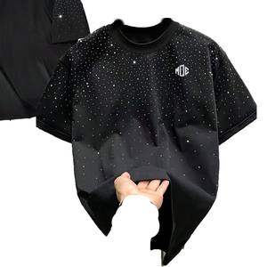 เสื้อยืดผู้ชายสไตล์สตรีทแวร์สุดเทรนดี้ ประดับเพชร งานปักวิบวับ แขนสั้น ทรงโอเวอร์ไซส์ หรูหรา ทรงบ็อกซี่ คอวี แฟชั่น รับผลิตแบบ OEM - Product Image 5