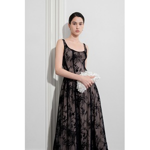 พร้อมส่ง ชุดเดรสลำลองทันสมัย MIREILLE A-LINE LONG DRESS ทรงเอไลน์ กระชับพอดีตัว ลายลูกไม้ ดีไซน์หรูหรา ชุดเดรสยาวปานกลางสำหรับผู้หญิง สไตล์ลำลอง - Product Image 1