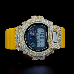 Reloj DW6900 Personalizado Completamente Cubierto de Diamantes, Bisel y Caja con Incrustaciones de Diamantes Moissanite VVS, Reloj de Lujo con Correa de Silicona Amarilla - Product Image 1