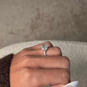 Anillo de Compromiso con Diamante Cultivado en Laboratorio de Corte Ovalado de 4 Quilates y Tres Piedras |   Anillo de boda con halo oculto |   Oro de 18K con Certificado IGI de Lujo - Product Image 6